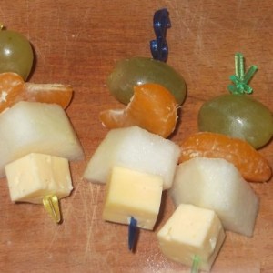 Канапе из фруктов с сыром