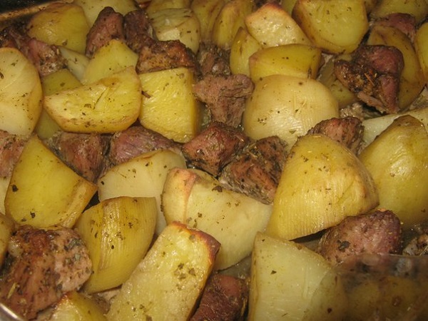 Говядина с картошкой в рукаве в духовке